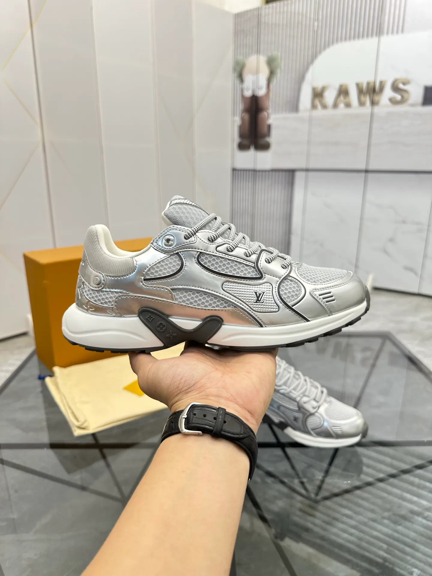 Men's shoes: 💰P660¥ Top quality Product trademark: LV* "Louis Vuitton*" low-top casual shoes Regular size: 35-44 (can be customized to 45.46) Couple style Product materials: Upper imported cowhide stitching original material, breathable lining, original outsole. Number: H218